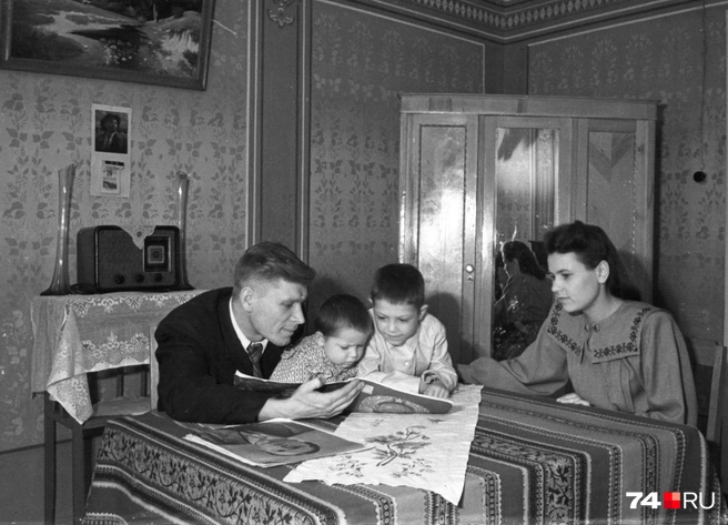Обратите внимание на то, как много на этом фото текстиля. И скатерть, и салфетки, скорее всего, ручной работы — гордость хозяйки | Источник: Объединенный государственный архив