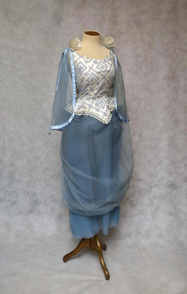 Костюм Майи Плисецкой для роли Анны Карениной в фильме-балете «Анна Каренина» придумал и сшил сам Пьер Карден, который много лет одевал любимую балерину и близкую подругу | Источник: раздел «Коллекции онлайн», сайт музея bakhrushinmuseum.ru