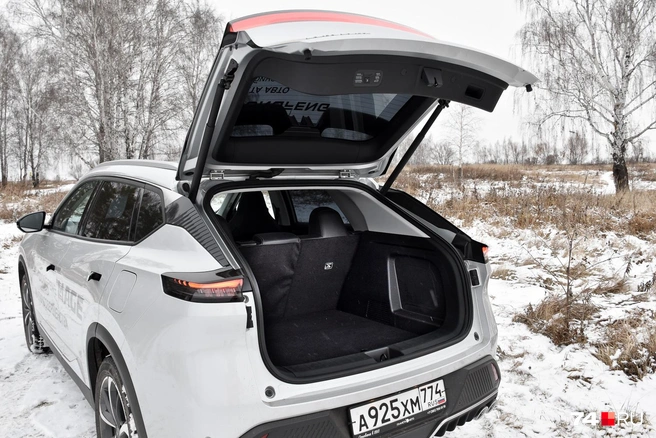 Грузить багажник удобно, но кнопка его открывания расположена неудачно — на нижней кромке пятой двери у самого бампера. Сложно нащупать, быстро пачкается. Проще открывать с ключа | Источник: Артем Краснов