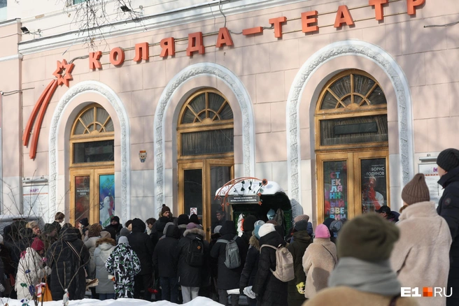 Людей пускали в театр партиями, чтобы внутри не было столпотворения | Источник: Владислав Лоншаков / E1.RU