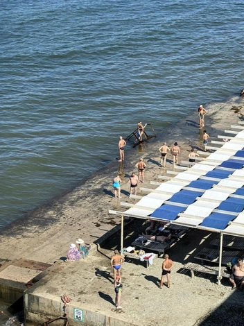 Море мутное, на пляже остатки зелени. Как выглядят черноморские пляжи сейчас — фото и видео | Источник: Макс Анапский / t.me