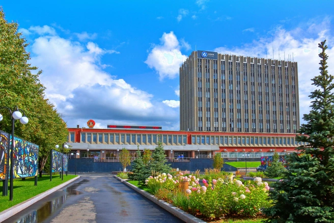 Пока кто-то лишь гипотетически размышляет о работе на заводе, ребята взяли и смогли | Источник: НЗХК