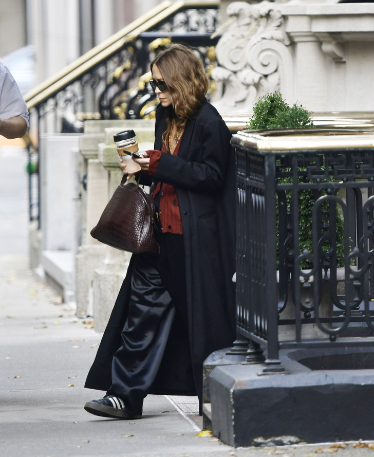 Мэри-Кейт Олсен показывает, как носить шелковые брюки осенью