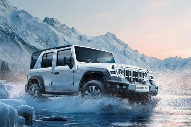 Mahindra Thar похожа на Jeep Wrangler, имеет раму и полноценный полный привод. Двигатели бензиновые (150&nbsp;л.&nbsp;с.) или дизели (117–130&nbsp;л.&nbsp;с.). Цена в Индии&nbsp;— от 1,1&nbsp;млн рублей | Источник: Mahindra
