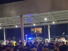 Разъяренная толпа захватила аэропорт в Махачкале из-за израильских рейсов: что происходит