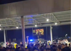 Разъяренная толпа захватила аэропорт в Махачкале из-за израильских рейсов: что происходит