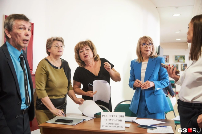 На входе депутатов регистрируют. Не дай бог, кто-то незарегистрированный просочится | Источник: Роман Данилкин / 63.RU