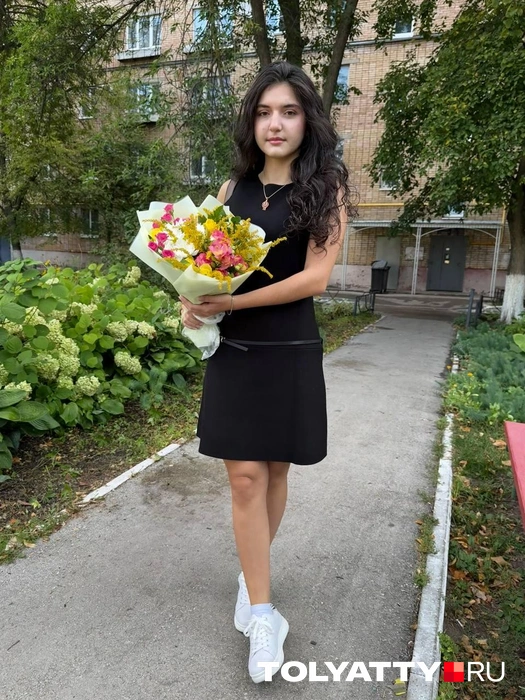 Алиса Хабалашвили предпочла лаконичное платье и нарядные белые кеды  | Источник: Нонна Оганесян
