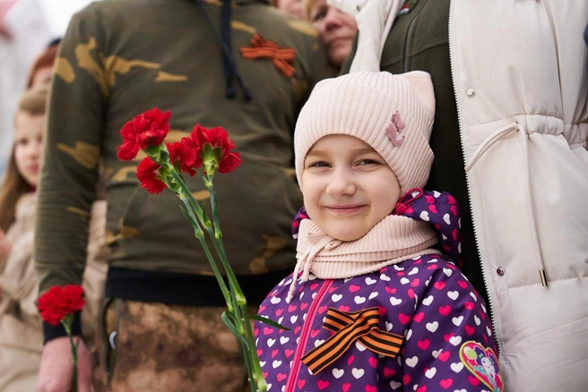 В Ханты-Мансийске Первомай отметили возложением цветов к стеле «Город трудовой доблести» и отправкой 40 тонн гуманитарного груза в зону СВО — image 6