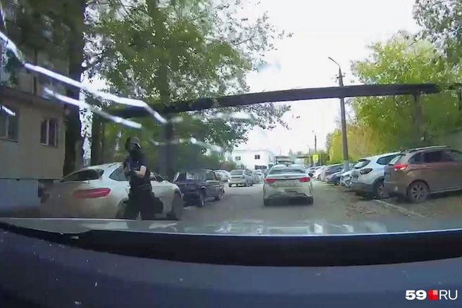 Кадр с видеорегистратора одного из пострадавших автомобилей&nbsp;— неизвестно, принадлежал ли он водителю, в которого стрелял Бекмансуров | Источник: архив 59.RU