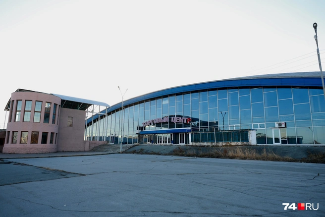 В круглом здании (слева) с 2004 по 2015 годы работала пиццерия сети «ПиццаМания», которую развивал известный производитель подсолнечного масла — холдинг «Сигма» | Источник: Михаил Шилкин