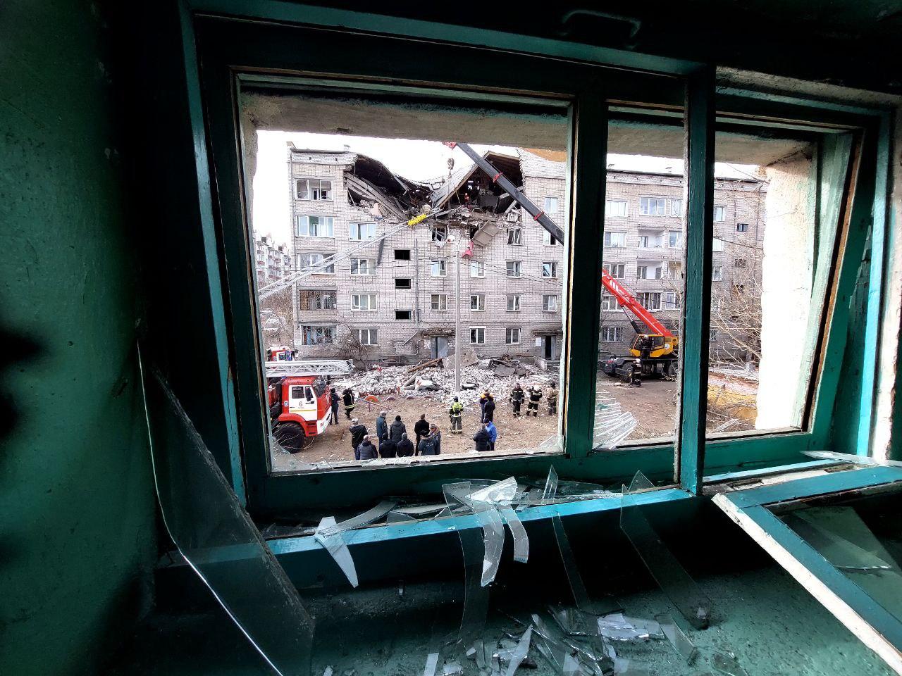 Открытое окно в многоэтажке. Человек за окном. Окно в подъезде. Многоэтажный дом.