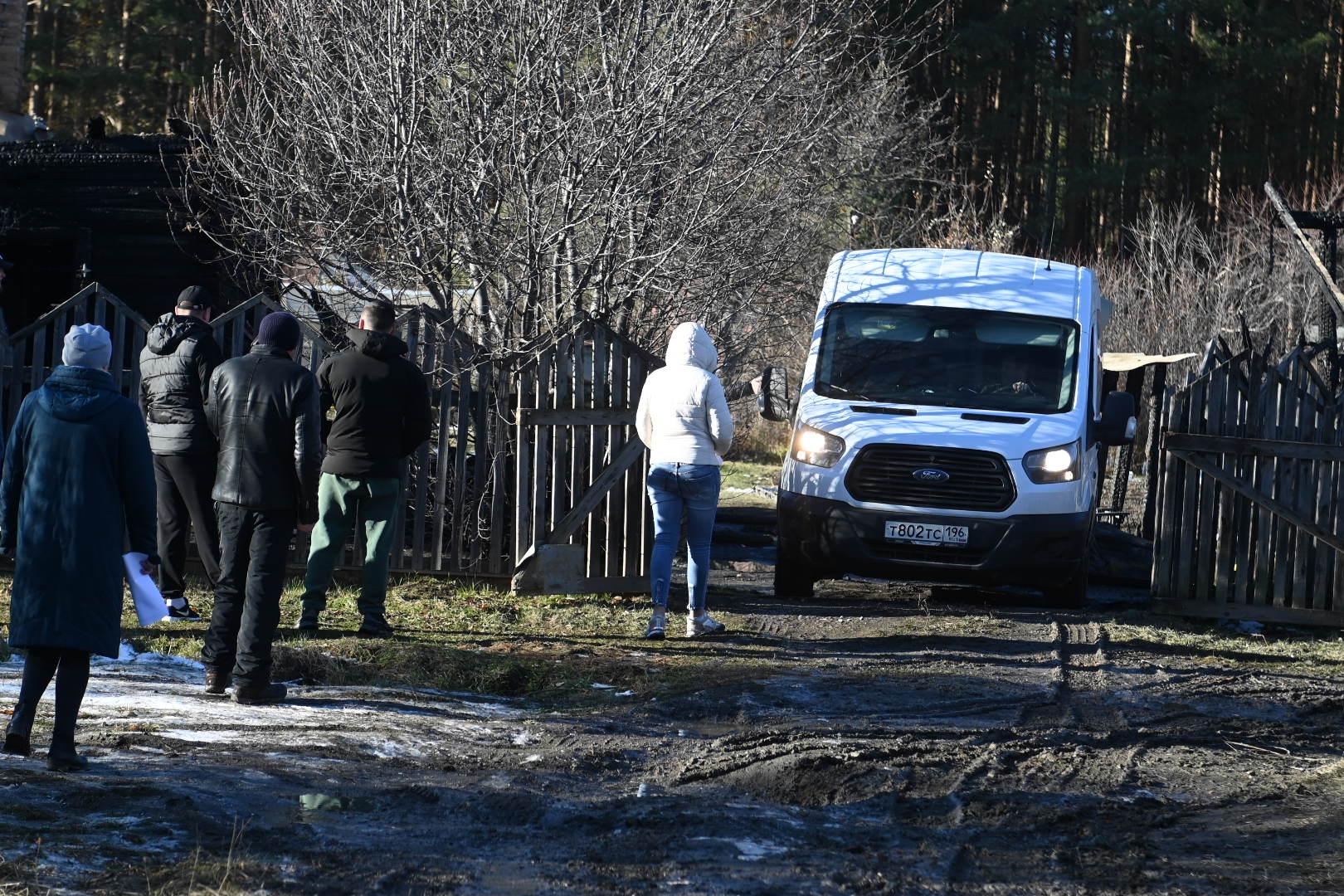 Из-под завалов сгоревшего дома в уральском поселке достали тела четверых погибших