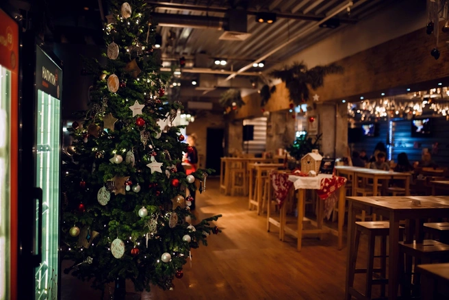 Гостей ждут по-новогоднему украшенные интерьеры и атмосфера праздника | Источник: BEERMAN