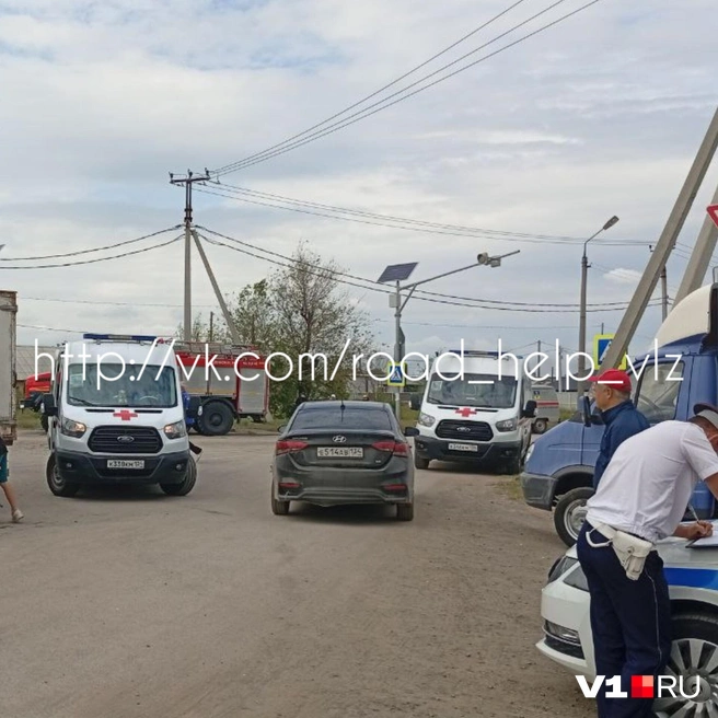 Помощь медиков понадобилась пяти пострадавшим | Источник: «ROAD HELP Волжский» / Vk.com