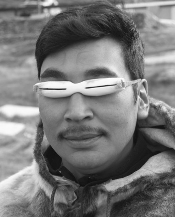 Древние очки эскимосов, защищающие от снежной слепоты