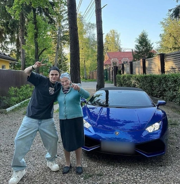 Он вручил Lamborghini бабушке
