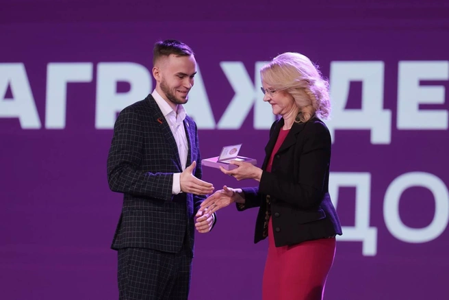 Для Тимофея Гарвата эта награда&nbsp;— знак высшего признания | Источник: Наиль Фаттахов / пресс-служба правительства Челябинской области