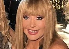 Алла Пугачева взбудоражила поклонников оголенными плечами