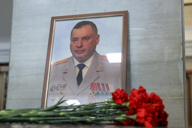 К портрету депутата его коллеги несут цветы | Источник: помощник Юрия Швыткина