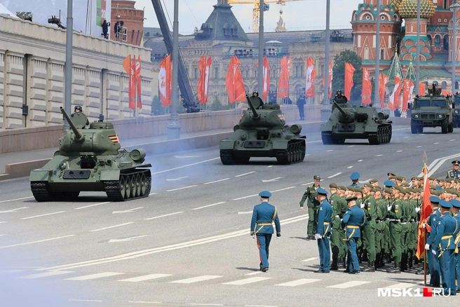 Танки возврашаются с парада | Источник: Артем Устюжанин / MSK1.RU