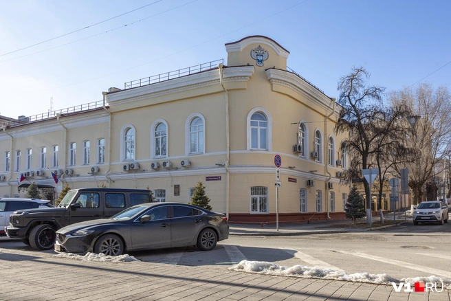 Рядом с памятником — одно из старейших зданий центра Волгограда | Источник: Константин Завриков / V1.RU