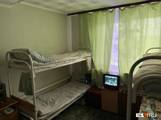 В комнате есть старенький телевизор | Источник: читатель E1.RU