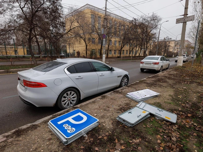 Стопки дорожных знаков всё ещё ожидают монтажа. | Источник: Алексей Волхонский / V1.RU