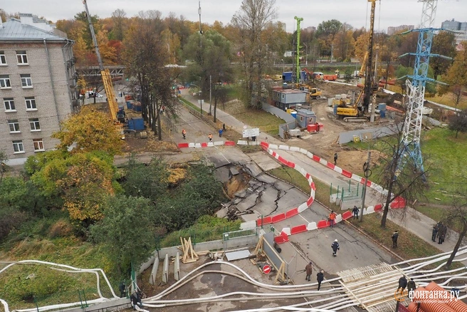 Подземная угроза. Чью халатность следствие разглядело в яме у «Лесной» | Источник: Михаил Огнев / «Фонтанка.ру»