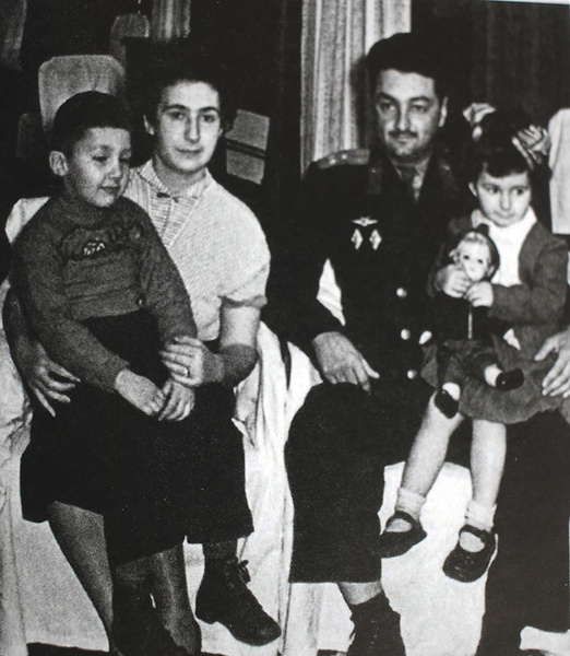 Намин рос в семье военного летчика Алексея Микояна и его супруги Нами, искусствоведа, 1956 год