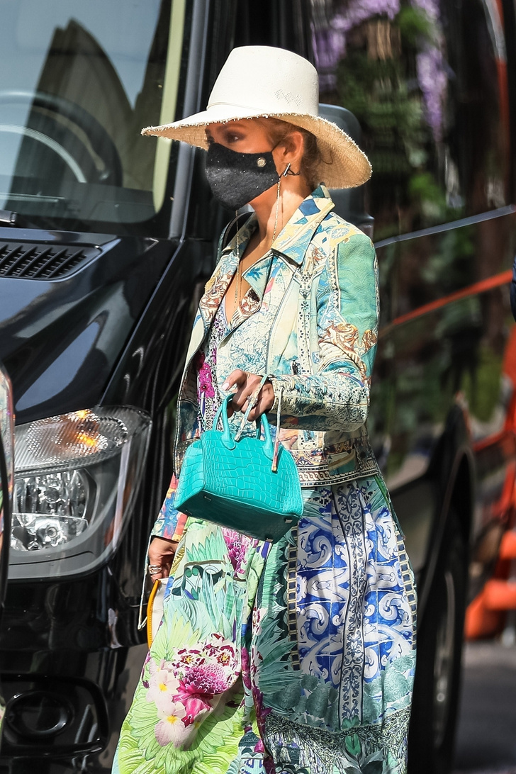 «Тропический» комбинезон Versace и соломенная шляпа: смелый образ Дженнифер Лопес, от которого невозможно оторваться