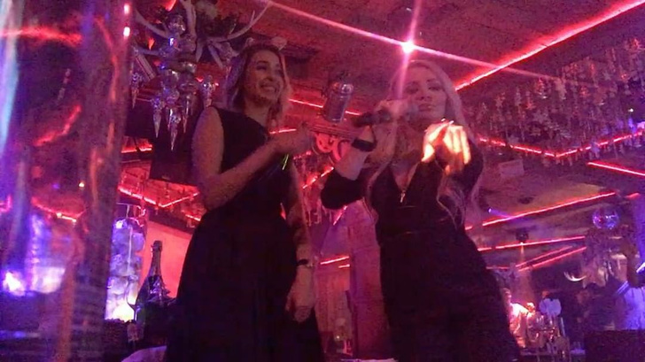Дарья Пынзарь и Евгения Лоза зажгли в караоке-клубе