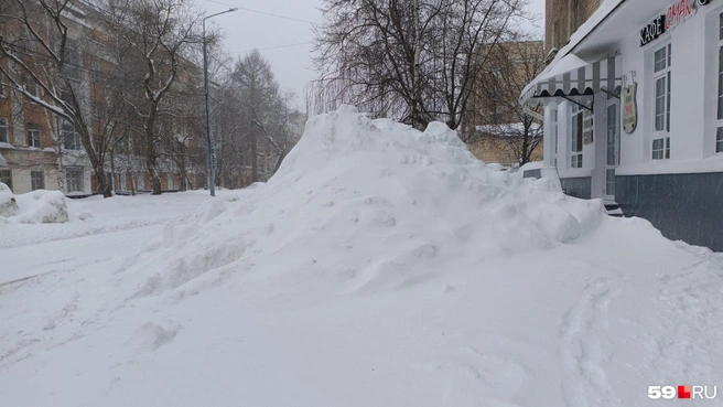 Заваленный снегом тротуар на 1-й Красноармейской скоро превратится в каток | Источник: Кирилл Хафизов / 59.RU