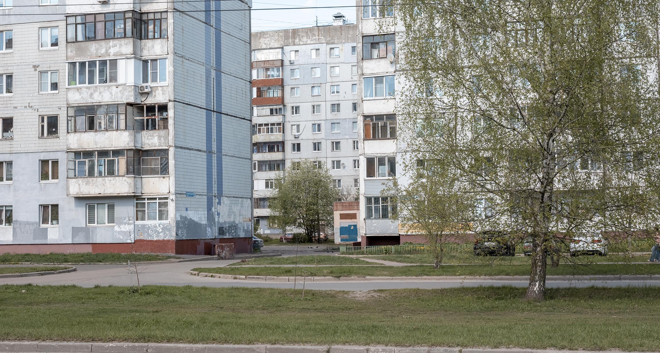 Далее действие фильма переносится в Брагино, в кадре дома № 66 и № 68 на Ленинградском проспекте | Источник: Александр Куренной / 76.RU