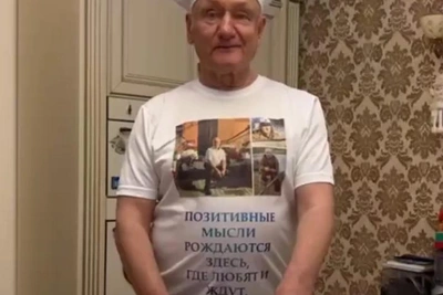 Мэр из ХМАО приготовил строганину из замороженного сырка