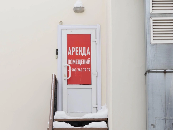 Ещё один рекламный баннер, призывающий арендаторов, на улице Нахимсона. | Источник: Артем Бауман / 76.RU