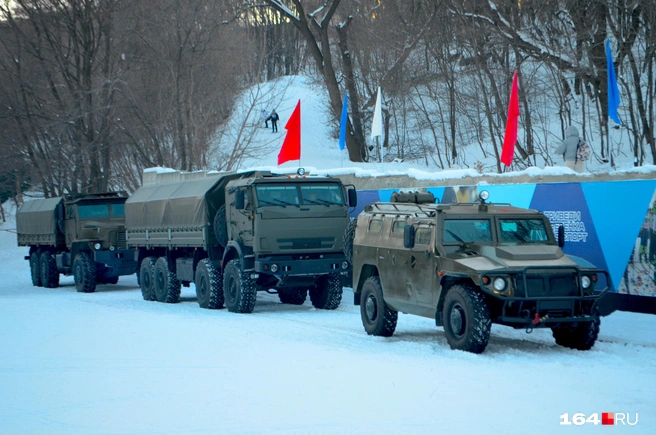 Не обошлось и без выставки военной техники | Источник: Сергей Петунин / 164.RU