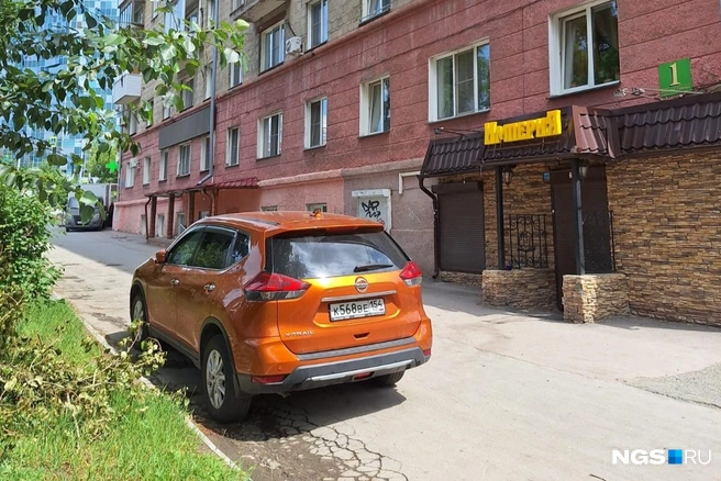 Судя по всему, автомобилист перепутал тротуар с автостоянкой | Источник: читательница НГС