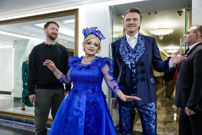 Надежа Кадышева (справа ее сын) обрела такую популярность, о которой и не мечтала | Источник: Артем Устюжанин / MSK1.RU