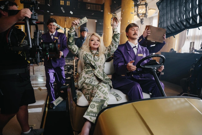 Лариса Долина играет богатую тетю товарища Саахова и появляется лишь в одной музыкальной сцене | Источник: «Невероятные приключения Шурика», телеканал ТНТ, Степан Третьяков