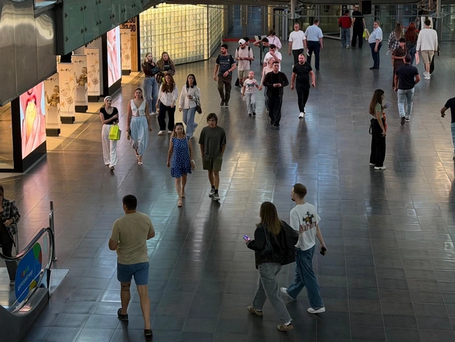 Посетителей в торговом центре в последний день лета ни чуть не меньше, чем в выходной | Источник: Алексей Волхонский / V1.RU