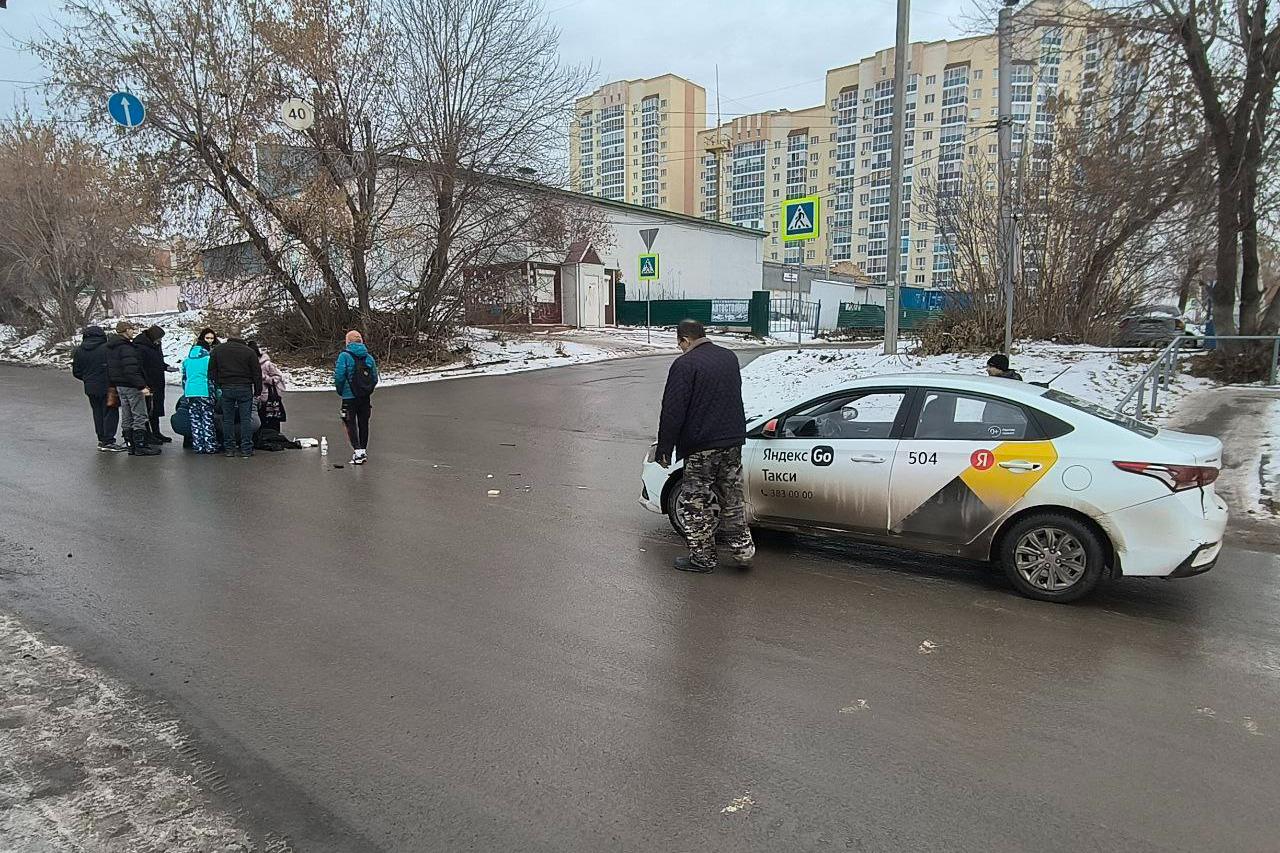 В Новосибирске таксист на скорости сбил девушку, когда она переходила  дорогу — момент ДТП попал на видео