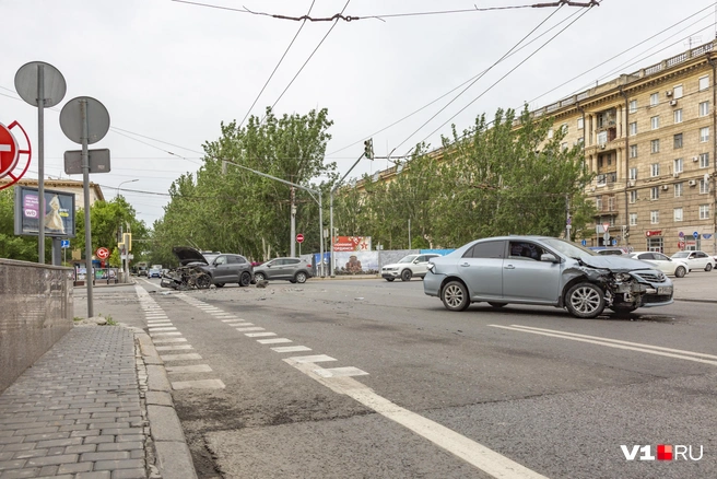 Движение по проспекту осложнено оставленными на месте аварии машинами | Источник: Константин Завриков / V1.RU