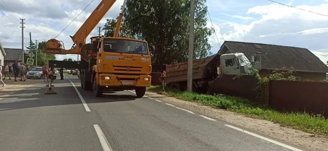 КАМАЗ приподнимали краном | Источник: Жесть Архангельской области / T.me