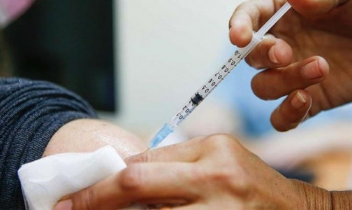 Вакцину "ЭпиВакКорона" разрешили использовать пожилым. Ее выпускают в шприц-дозах и ампулах