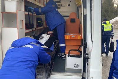 Сотрудники ГИБДД помогли женщине с травмой ноги в Чувашии