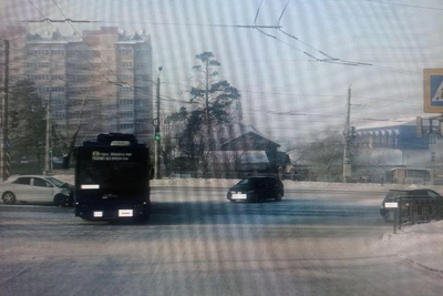Trolleybus Crash with Car in Chita Injures Two Children