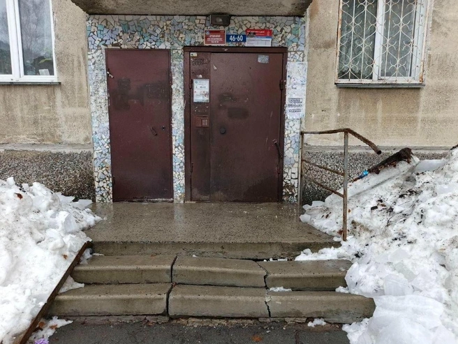 Разбитые ступеньки у подъезда №4 в том же доме. | Источник: Жительница Новосибирска Елена