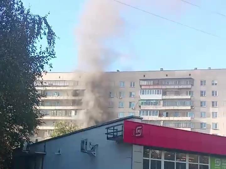 В многоэтажке в Челябинске загорелся пункт выдачи заказов, всё вокруг заволокло дымом (видео)