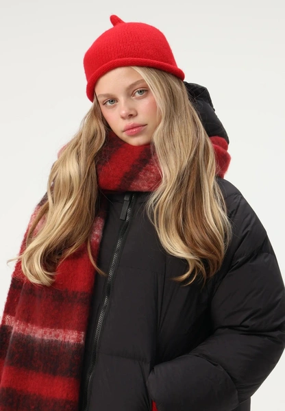 Яркая шапка&nbsp;&mdash; главный зимний аксессуар: 8 моделей от российских дизайнеров